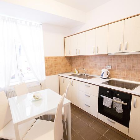 Sunny Old Town Apartment Braşov Buitenkant foto