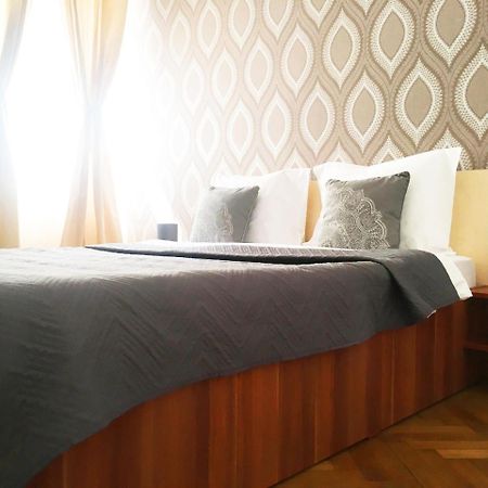 Sunny Old Town Apartment Braşov Buitenkant foto