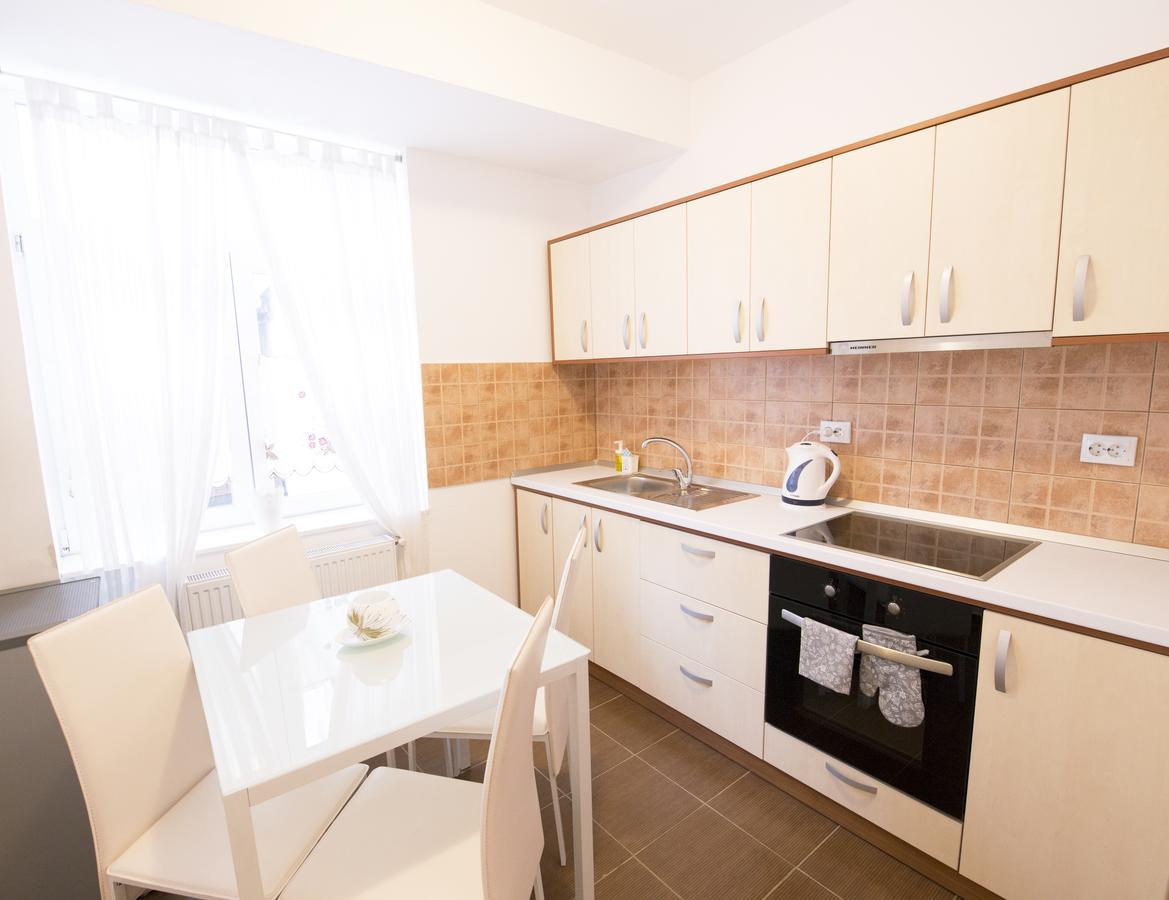 Sunny Old Town Apartment Braşov Buitenkant foto