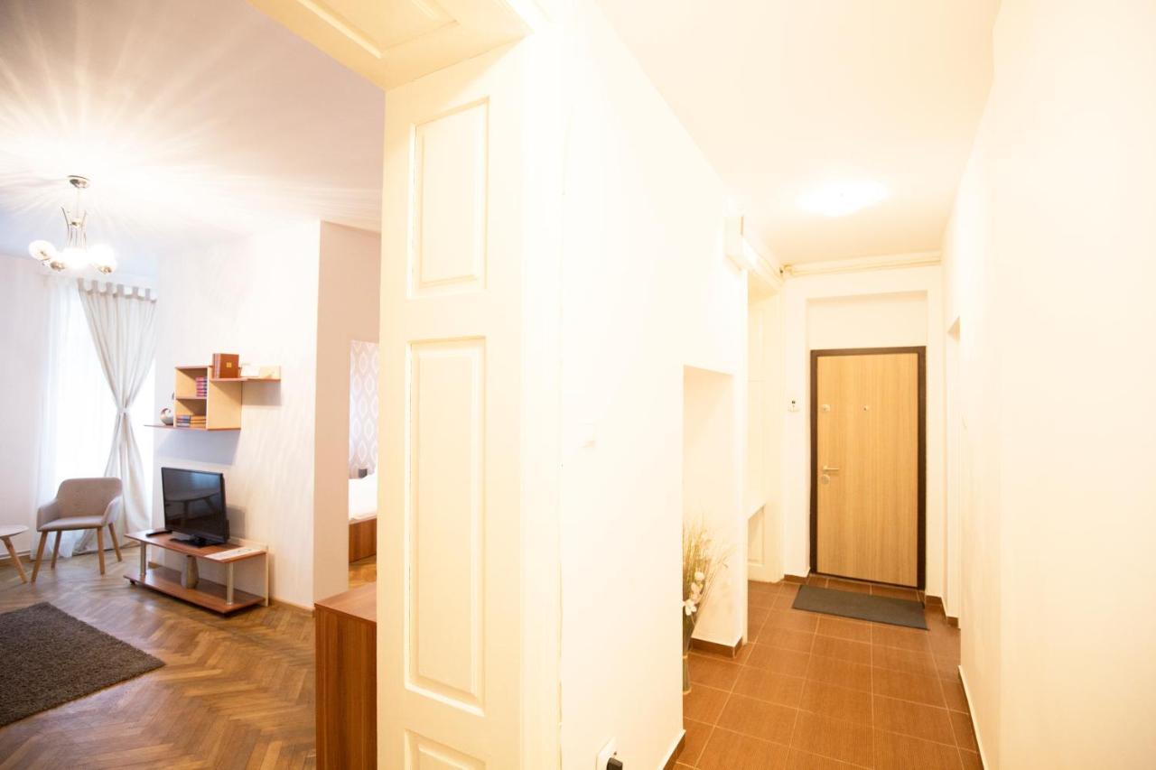 Sunny Old Town Apartment Braşov Buitenkant foto