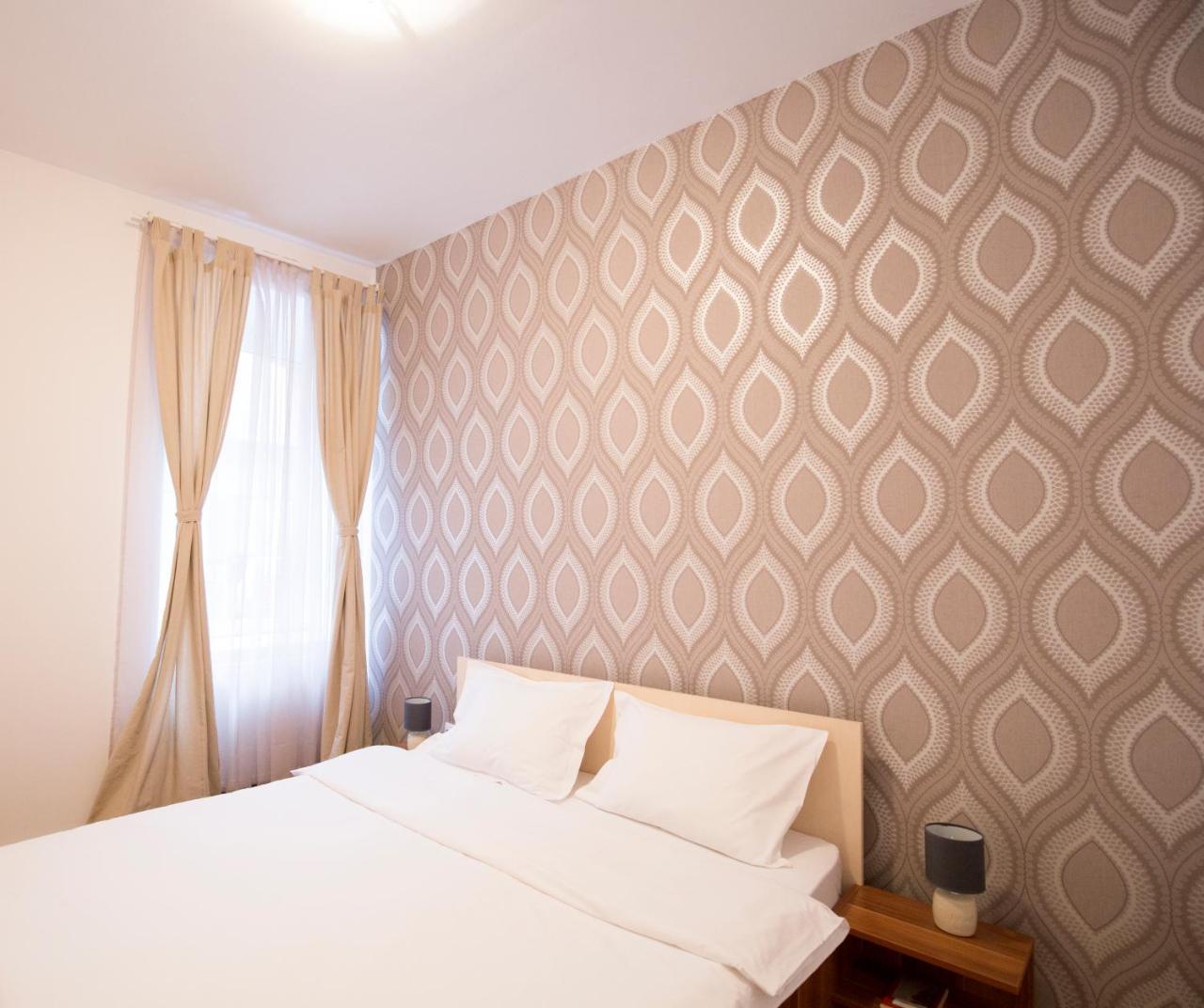 Sunny Old Town Apartment Braşov Buitenkant foto