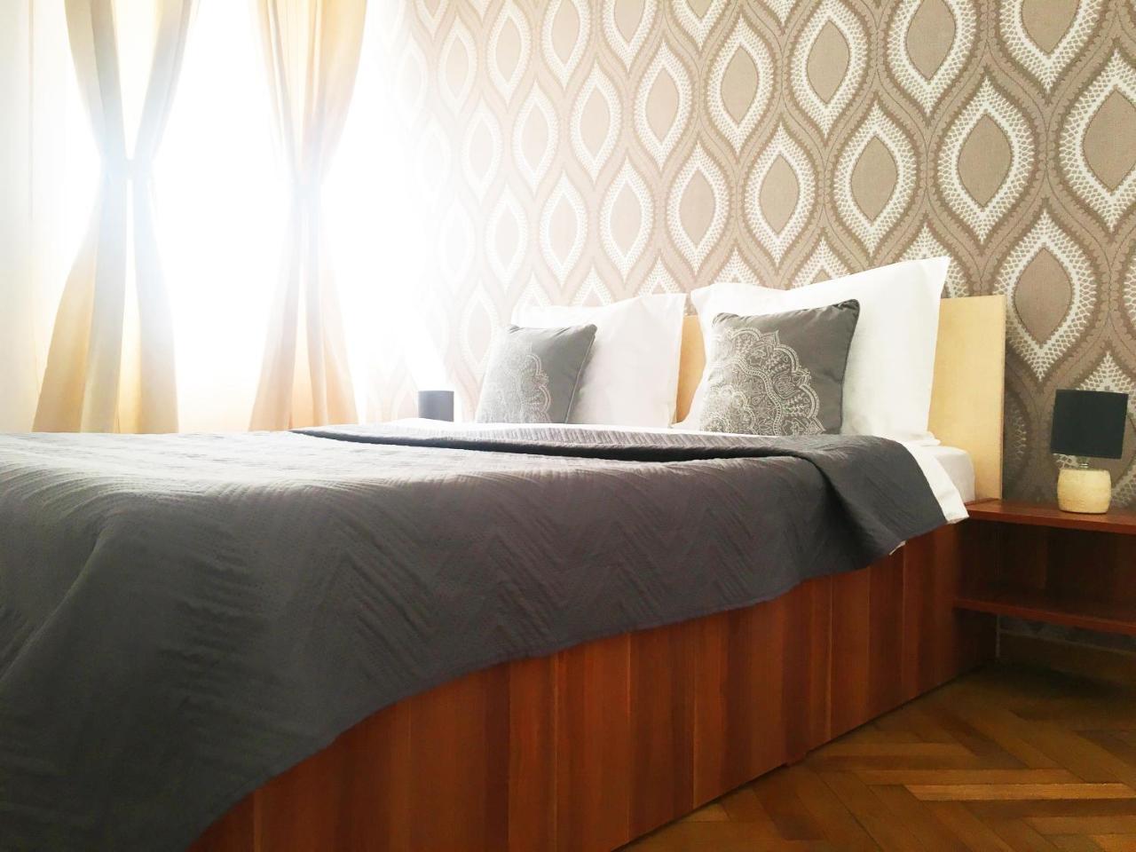 Sunny Old Town Apartment Braşov Buitenkant foto