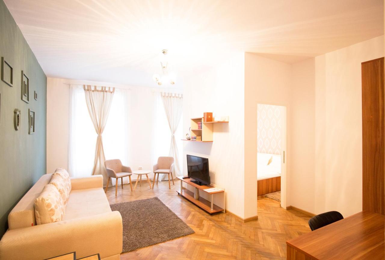 Sunny Old Town Apartment Braşov Buitenkant foto