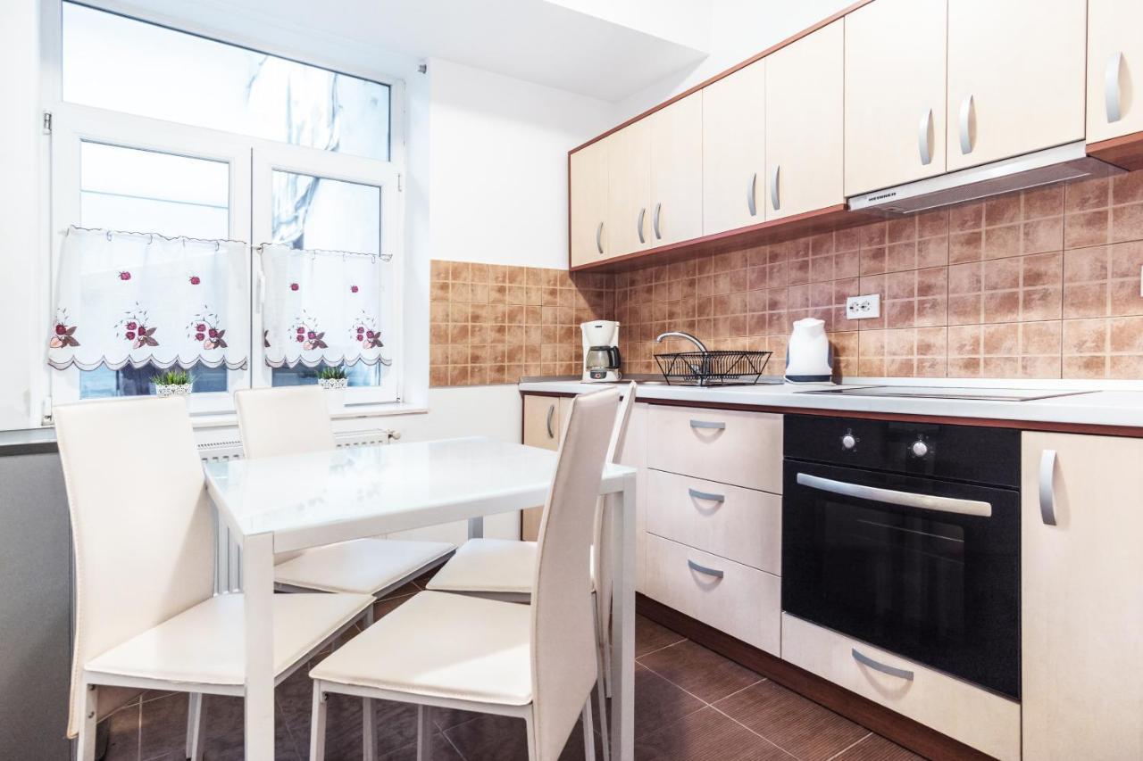 Sunny Old Town Apartment Braşov Buitenkant foto