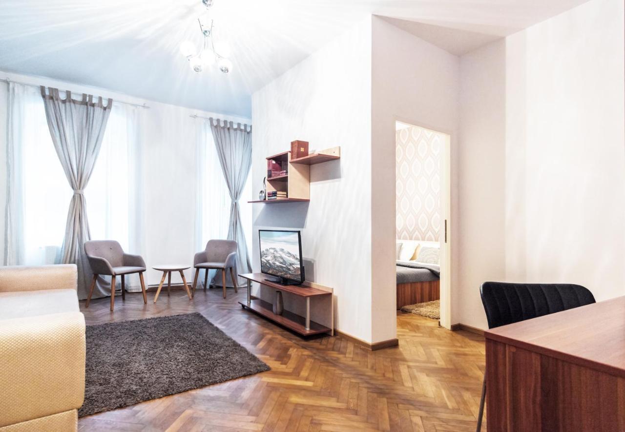 Sunny Old Town Apartment Braşov Buitenkant foto
