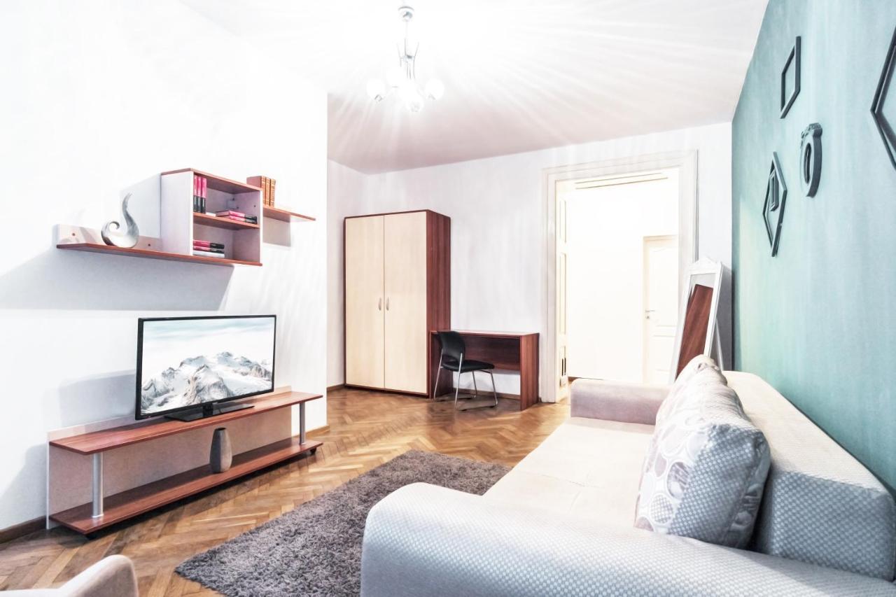 Sunny Old Town Apartment Braşov Buitenkant foto