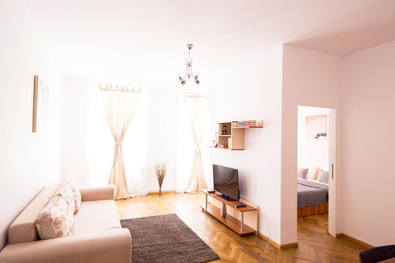 Sunny Old Town Apartment Braşov Buitenkant foto